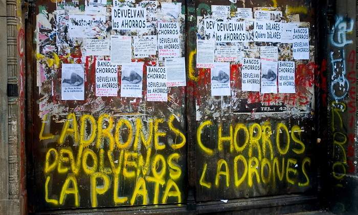 Una de las tantas imágenes que circularon sobre la crisis de 2001 en la Argentina. El desenlace del gobierno se aceleró cuando el gobierno de Fernando De La Rúa dispuso que no se podía sacar la plata del banco.