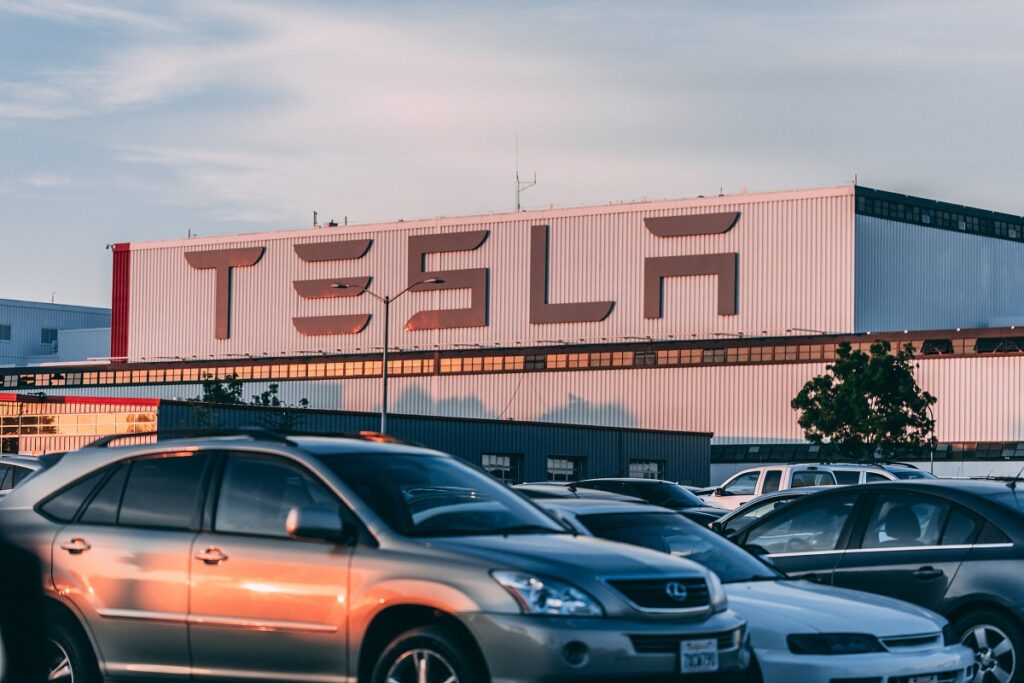 Tesla es una de las empresas que se pueden comprar a través de cedears en la Argentina.