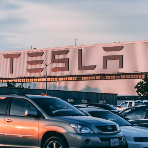 Tesla es una de las empresas que se pueden comprar a través de cedears en la Argentina.