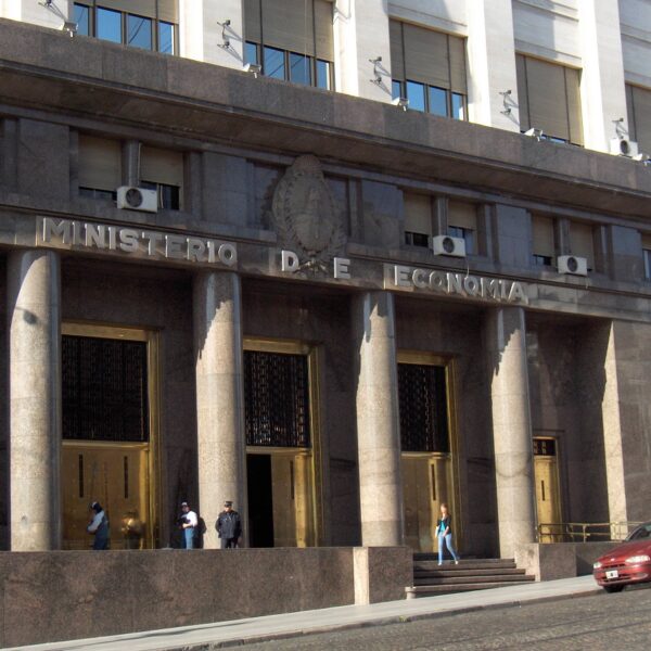 El Ministerio de Economía suele emitir bonos de deuda para financiarse